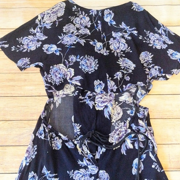 3/$20 Tigerlily Navy Floral Cut Out Back Dress - Picture 3 of 8
